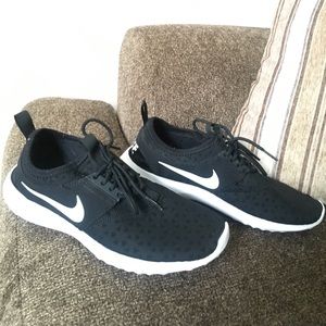 woman's nike running shoes