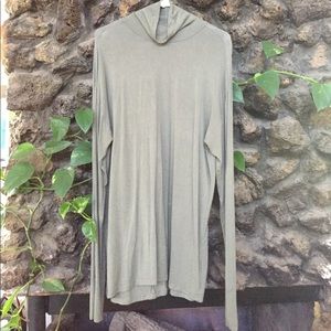 Men’s oversized long sleeve turtle neck.