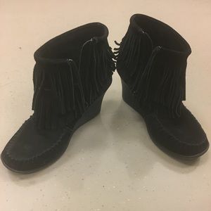 Minnetonka black fringe wedges!!!