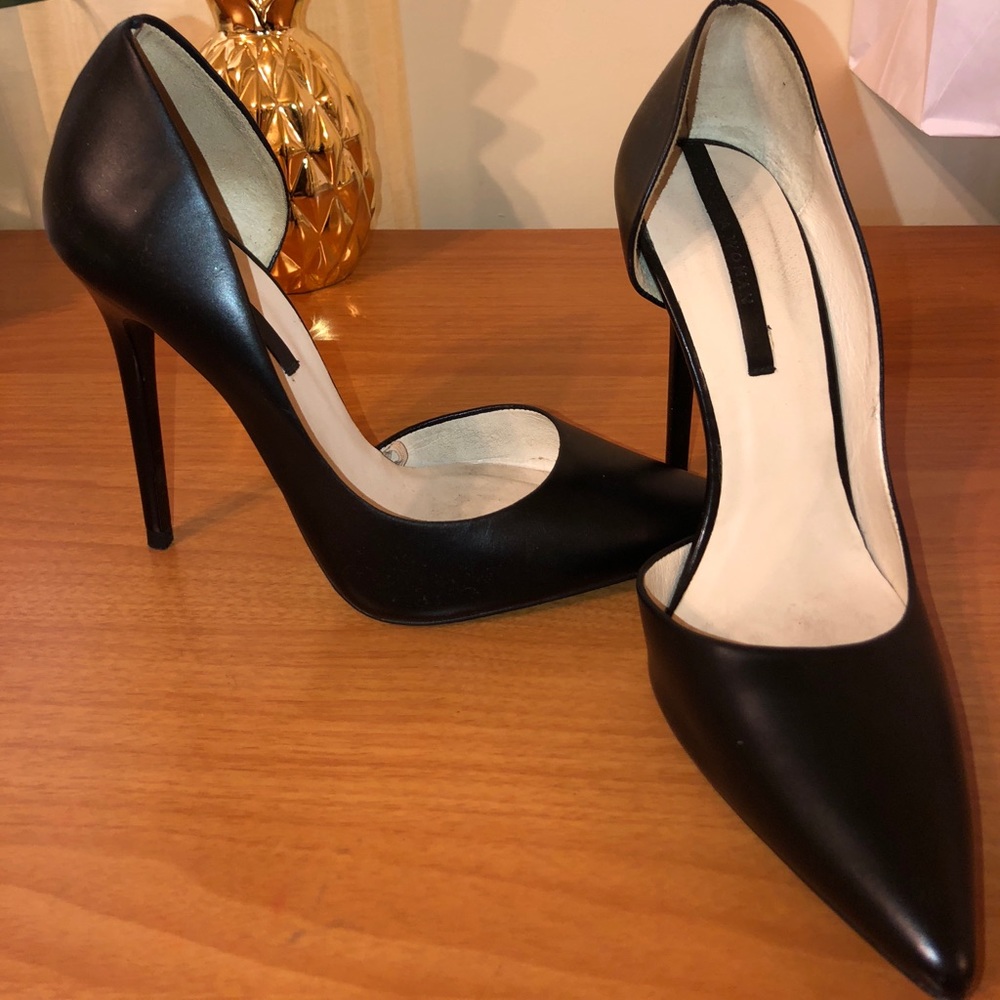 Classic patent leather pointy pumps
