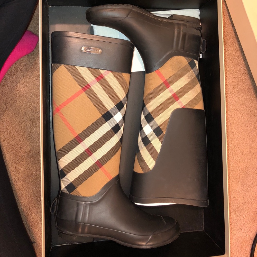 Burberry tall rain boots. Comes w original box.