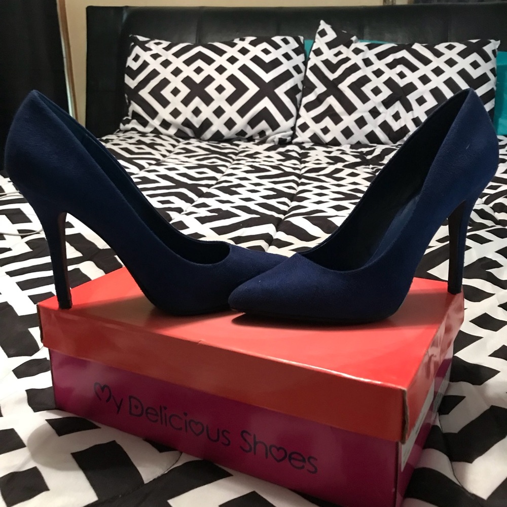 Blue pumps