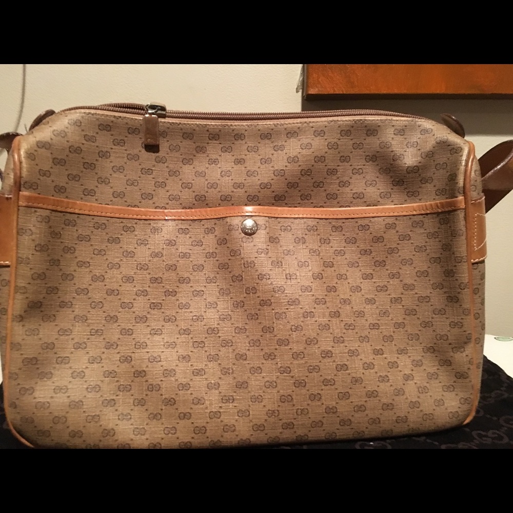 Classic vintage authentic Gucci messenger bag.
