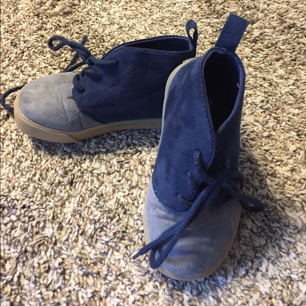 Gap boys size 7 suede shoes