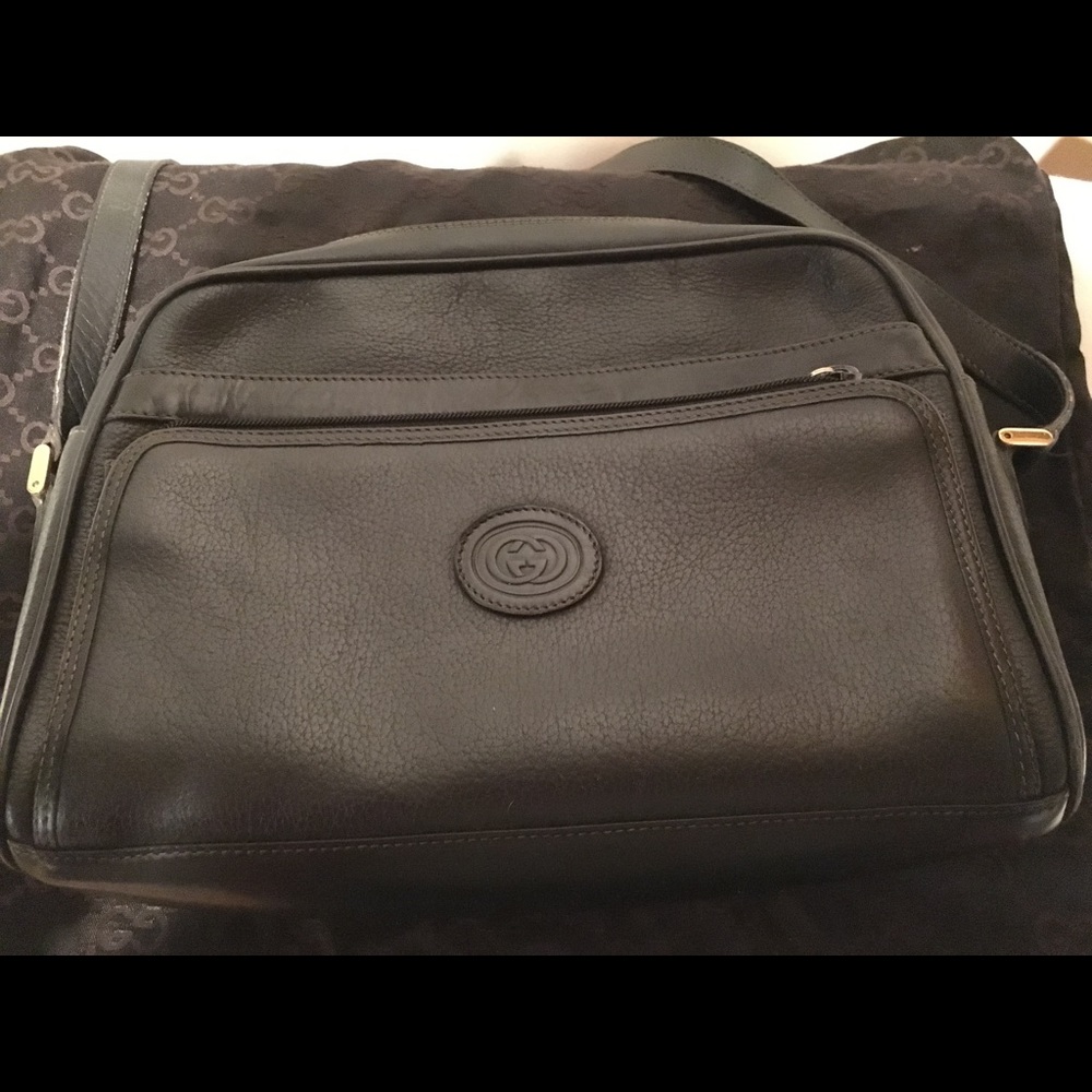 Authentic Gucci leather shoulder bag.
