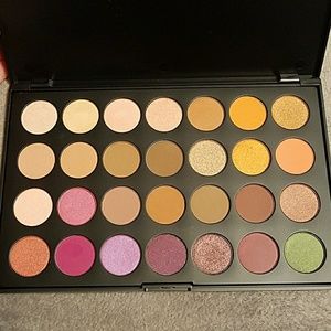Jaclyn Hill "Favorites" eyeshadow palette