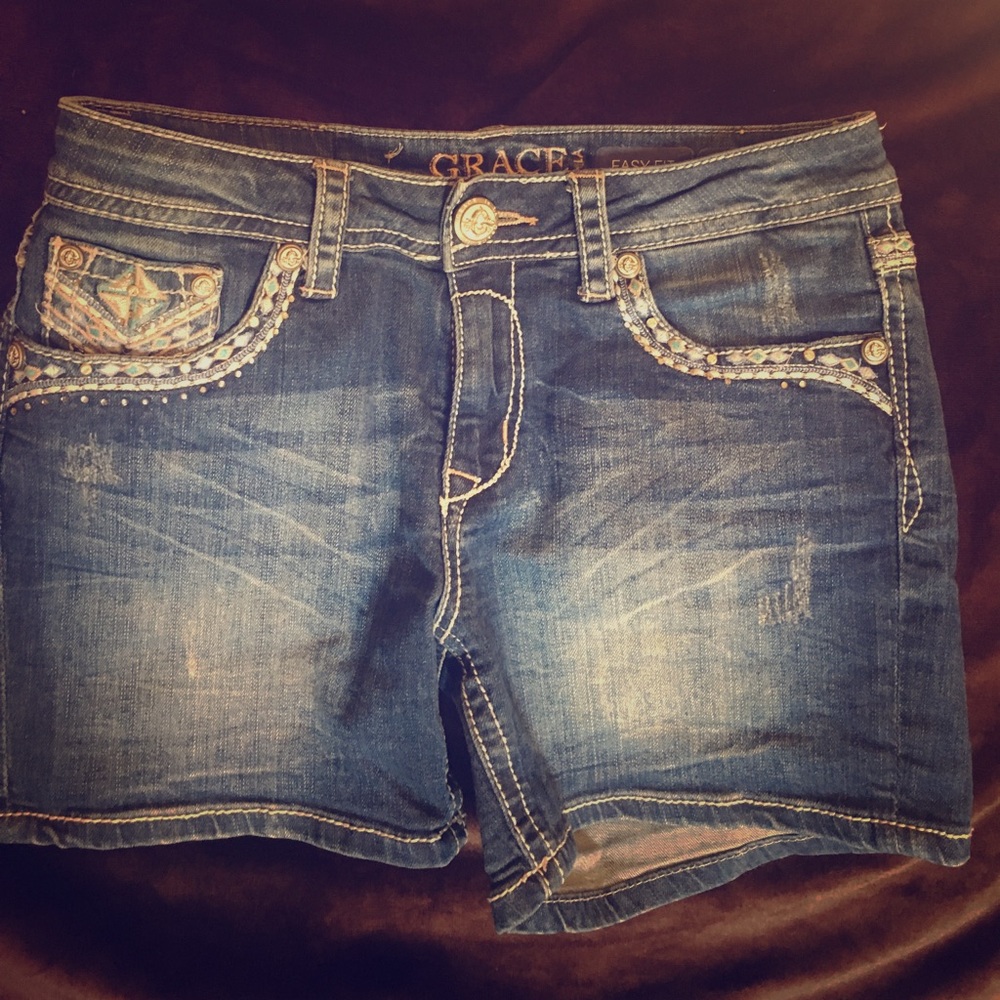 Decorated jean shorts