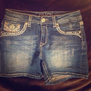 Decorated jean shorts