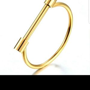 Stylish Gold finish shackle bracelet