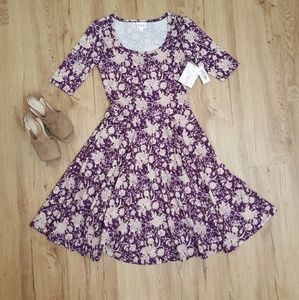 NWT Lularoe Floral Stretchy Nicole - Small 💜