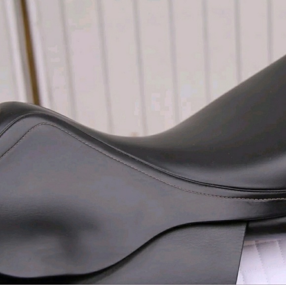 John Whitaker Saddle with straps and Homer stirrup - Picture 2 of 4