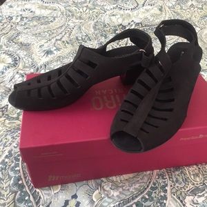 Striking Munro black sandals