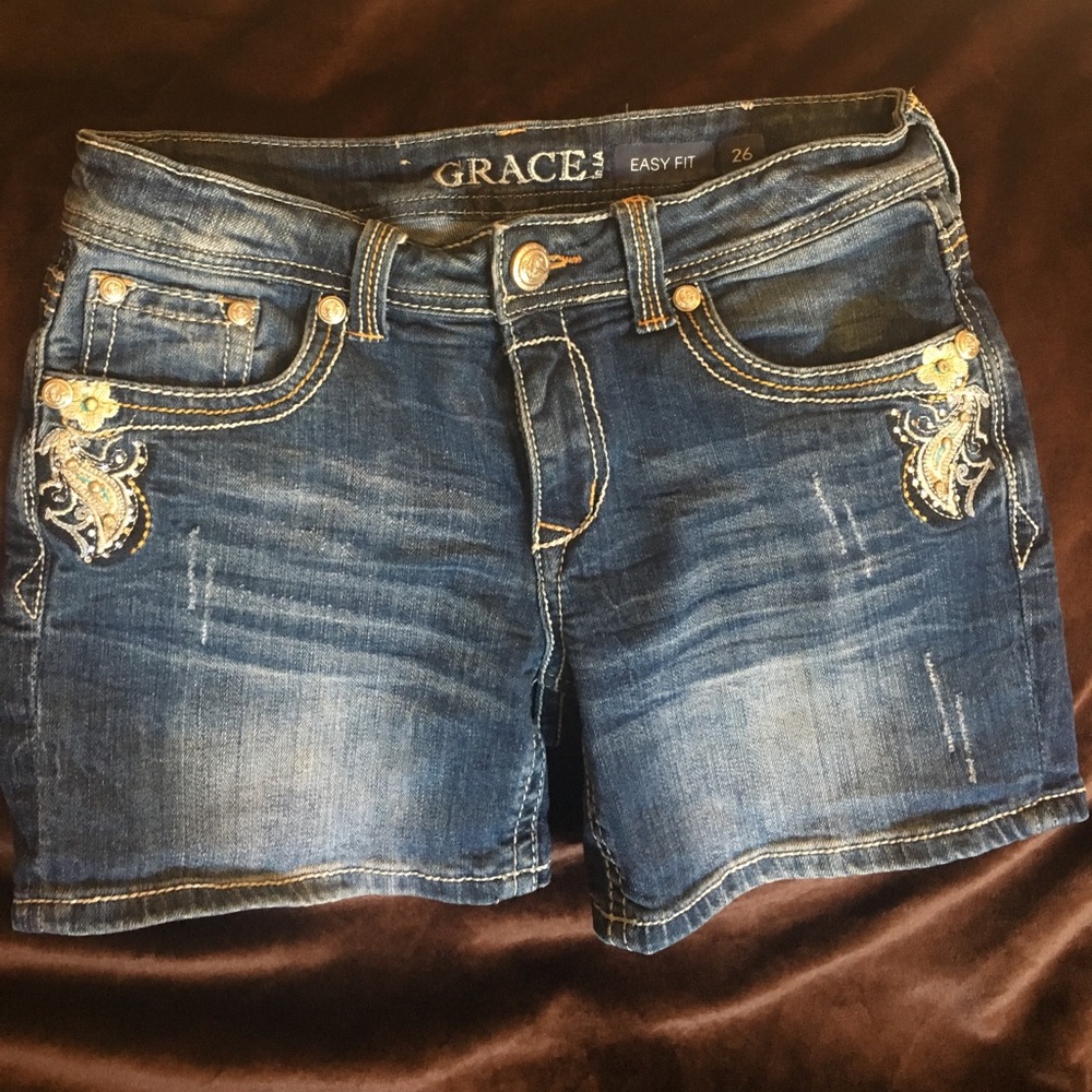 Decorated jean shorts