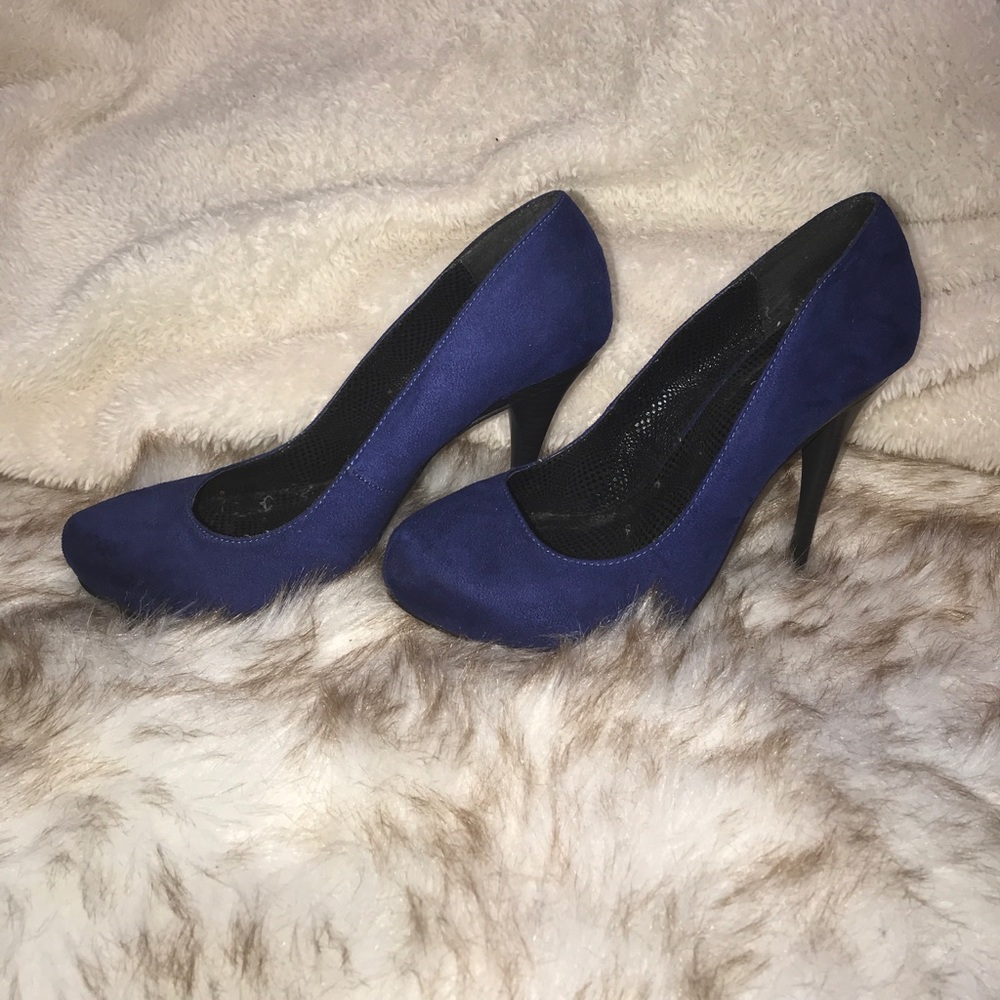 Blue stiletto pumps