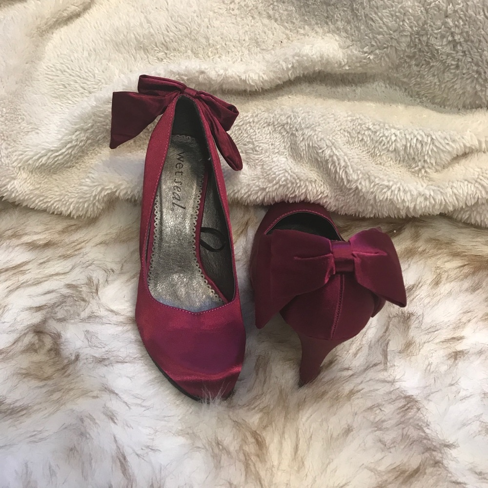 Burgundy Pumps with bow detail