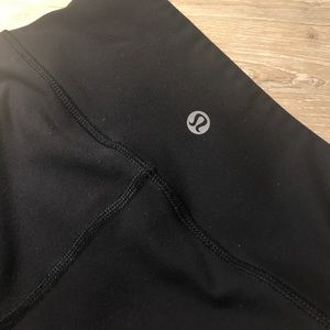 Black Lululemon “Wunder Under” leggings