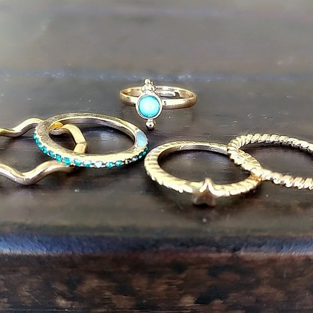 Dainty gold midi rings set of 5