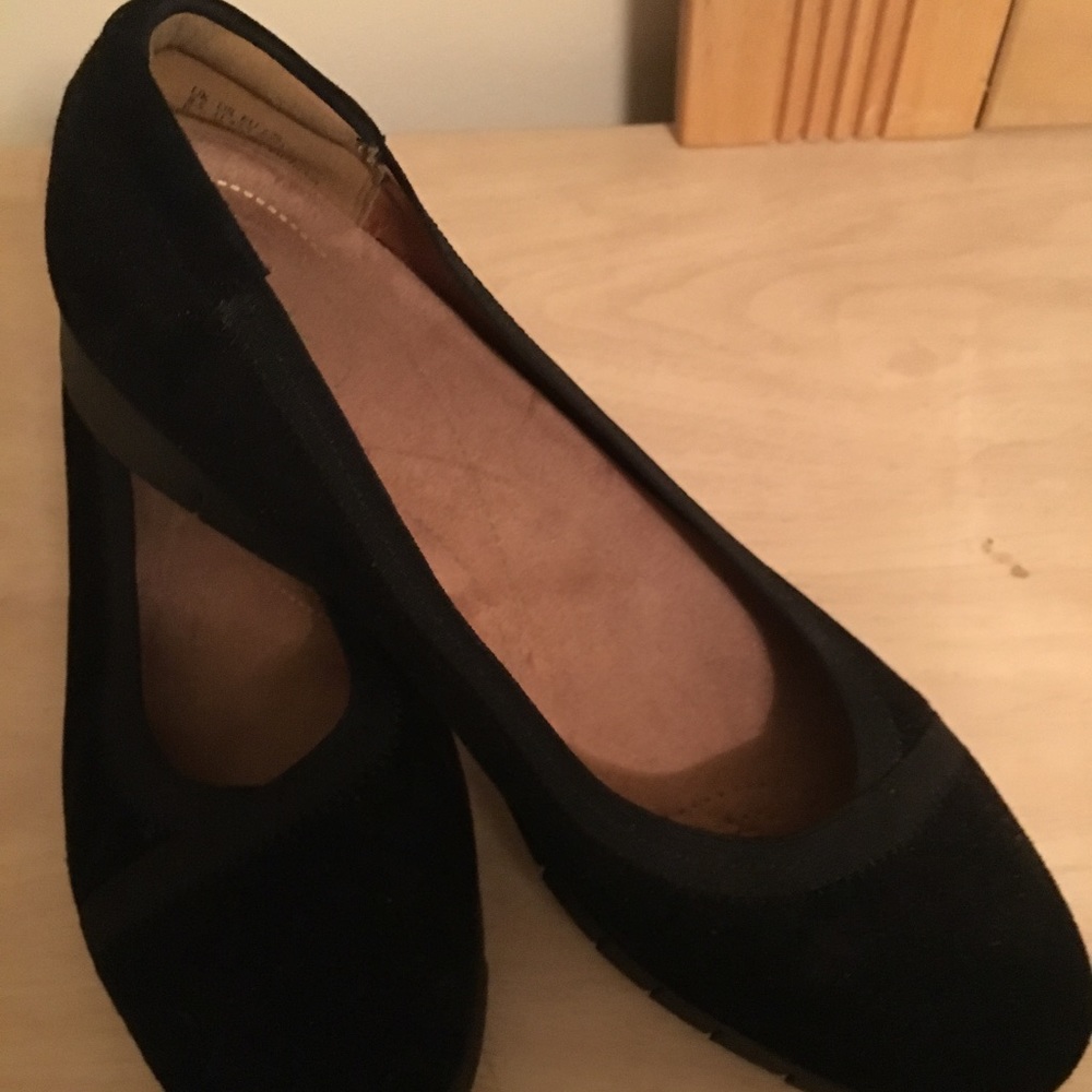 Clarks Nubuck Leather slip on shoes size 11 wide