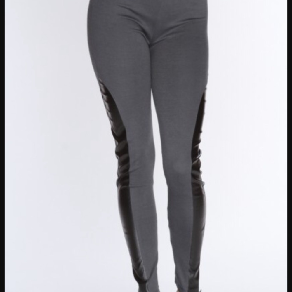 Grey leggings with leather on the sides