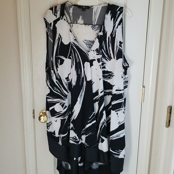 NWT TIMELINE BLACK & WHITE TUNIC SXZ 2X - Picture 1 of 7