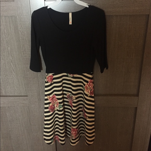 Last 2!!! S-M Pretty girl colorblock/Floral dress - Picture 5 of 6