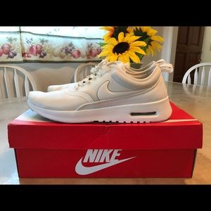 Women's Nike tennis shoes