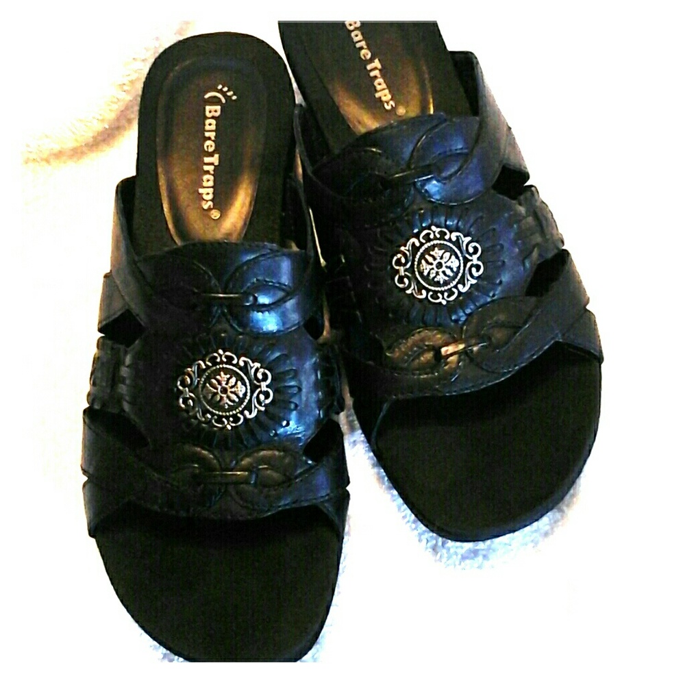 Bare Traps Black leather slide Sz 6.5M