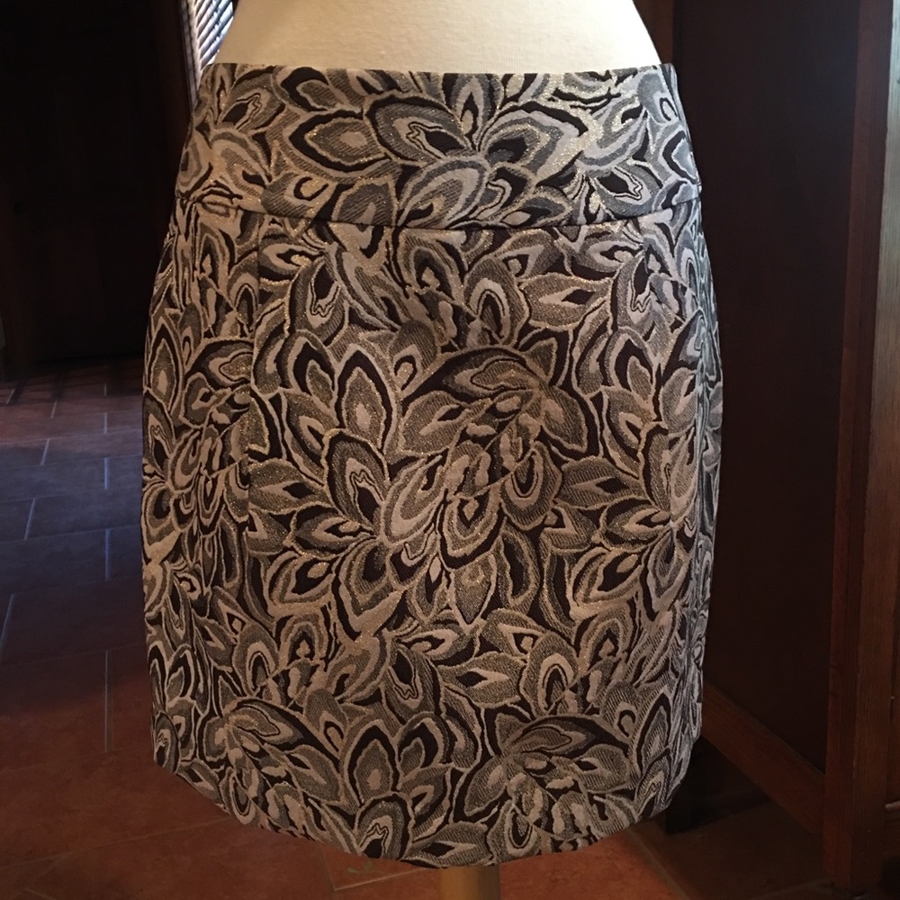 Stunning pencil skirt. Perfect for holidays!