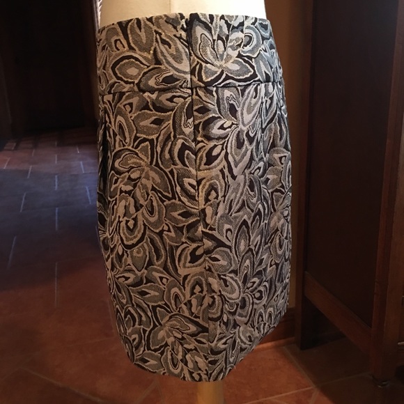 Stunning pencil skirt. Perfect for holidays! - Picture 2 of 6