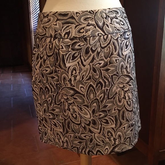 Stunning pencil skirt. Perfect for holidays! - Picture 3 of 6