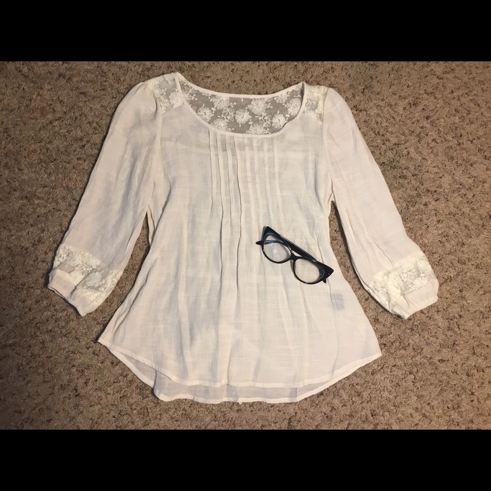 White/creamy barely worn blouse size small🗝