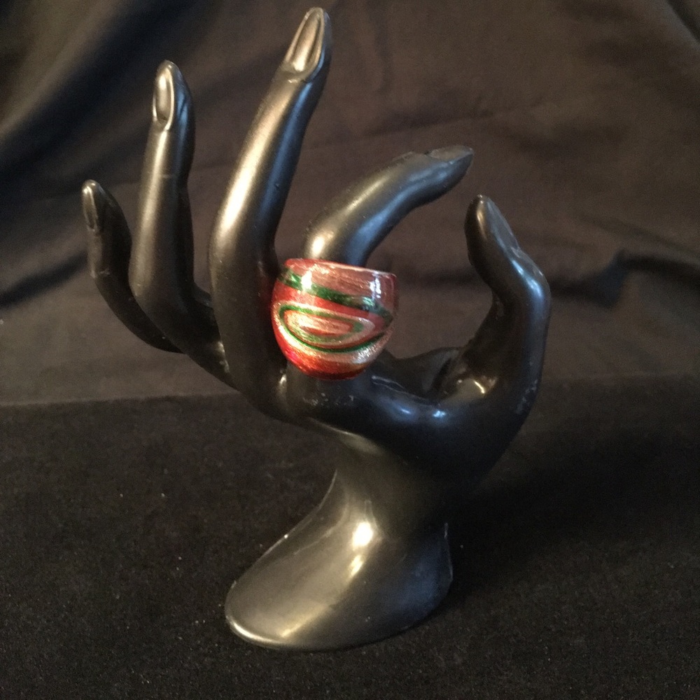 New Glass Ring in Cute Boxed Present. Size 6.5