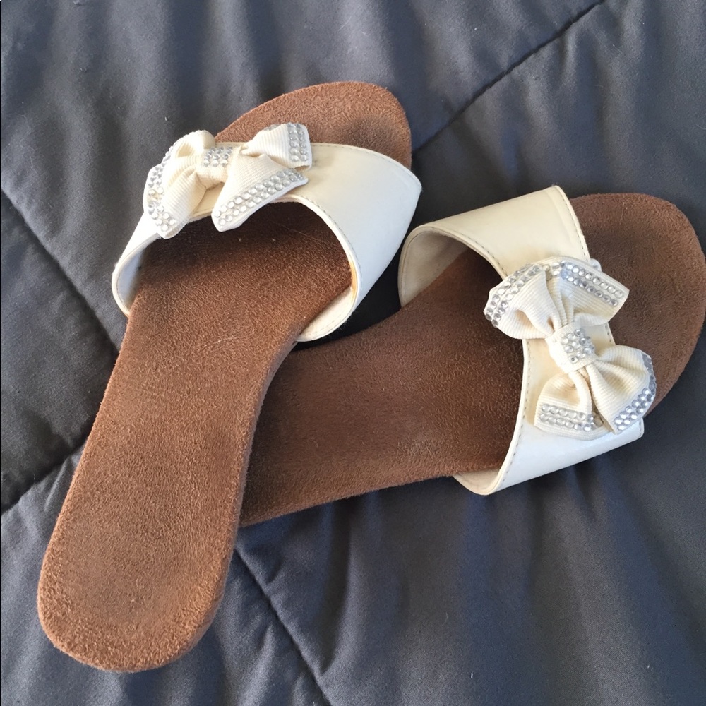 Bow accent sandals!