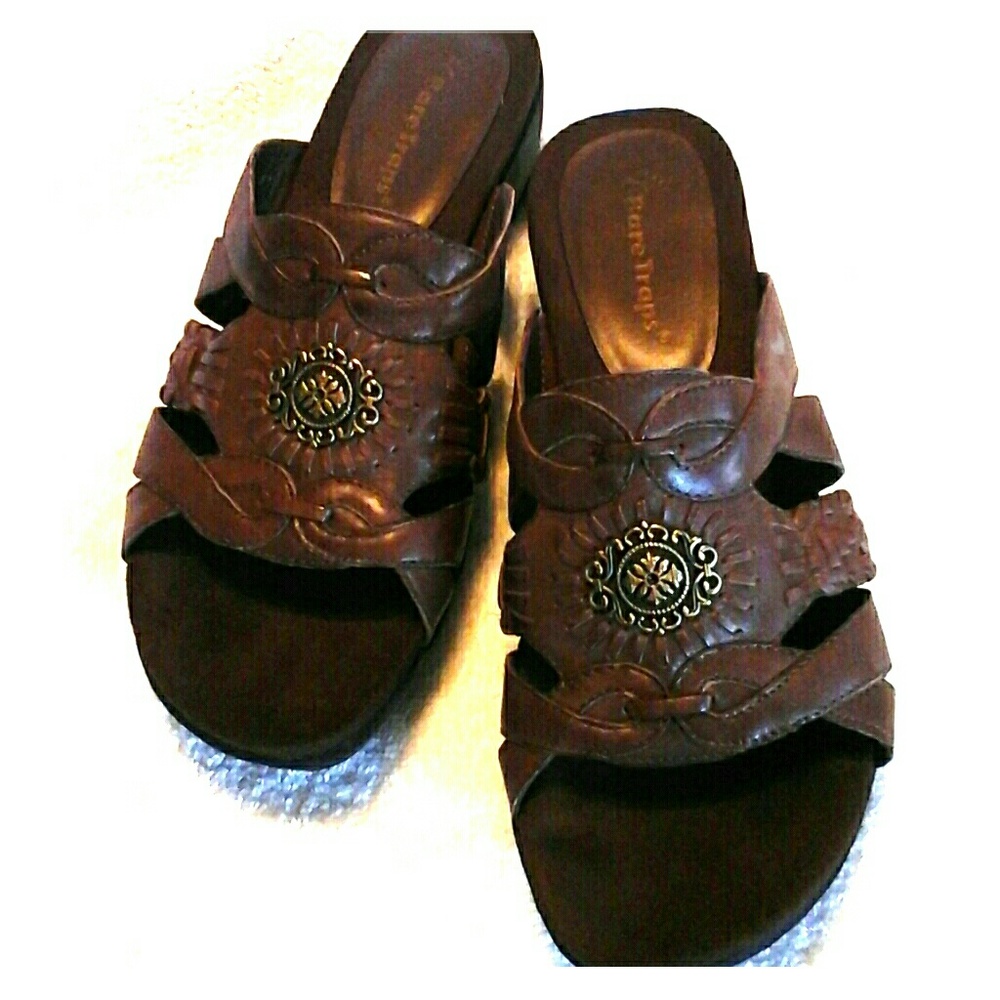 EUC Bare Traps Brown leather slide Sz 6.5M