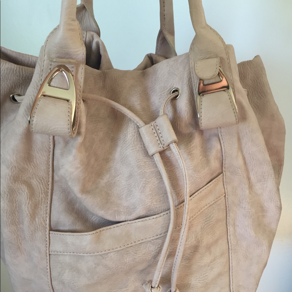 Large tan hand bag! Comes with shoulder strap 👌🏻