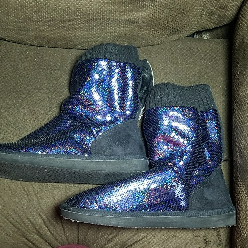PINK victorias secret boots w/blue shine and fur!