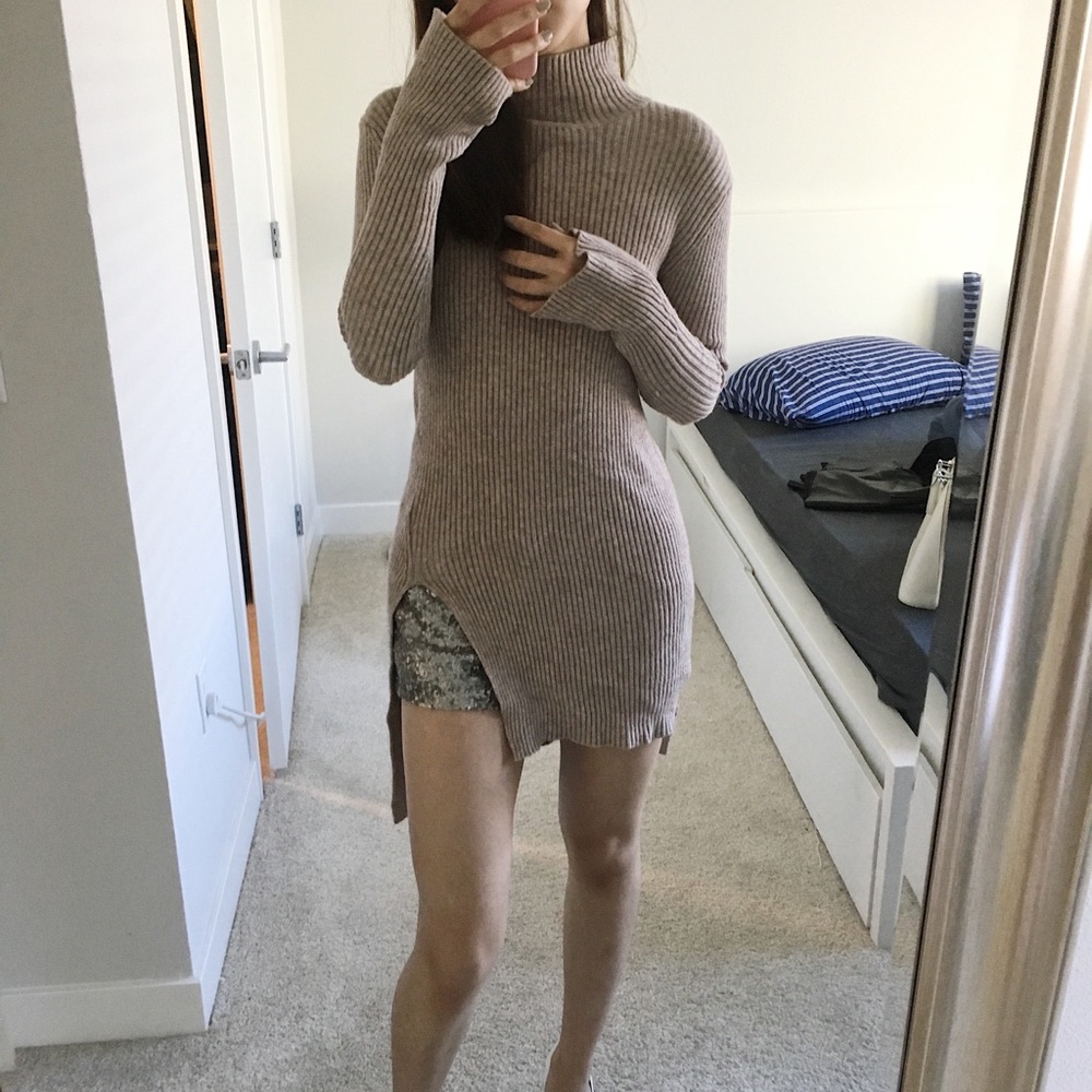 🌟 Taupe turtleneck Sweater with torn detail