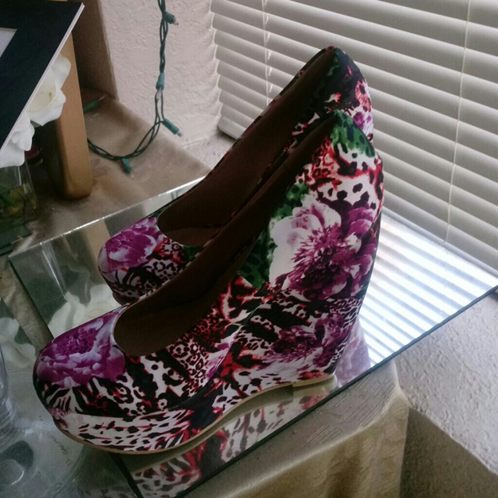 Exotic print wedges