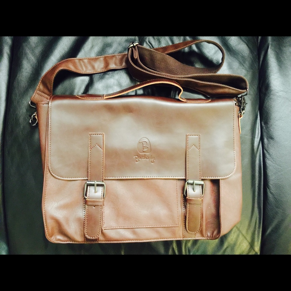 New leather shoulder bag for the laptop