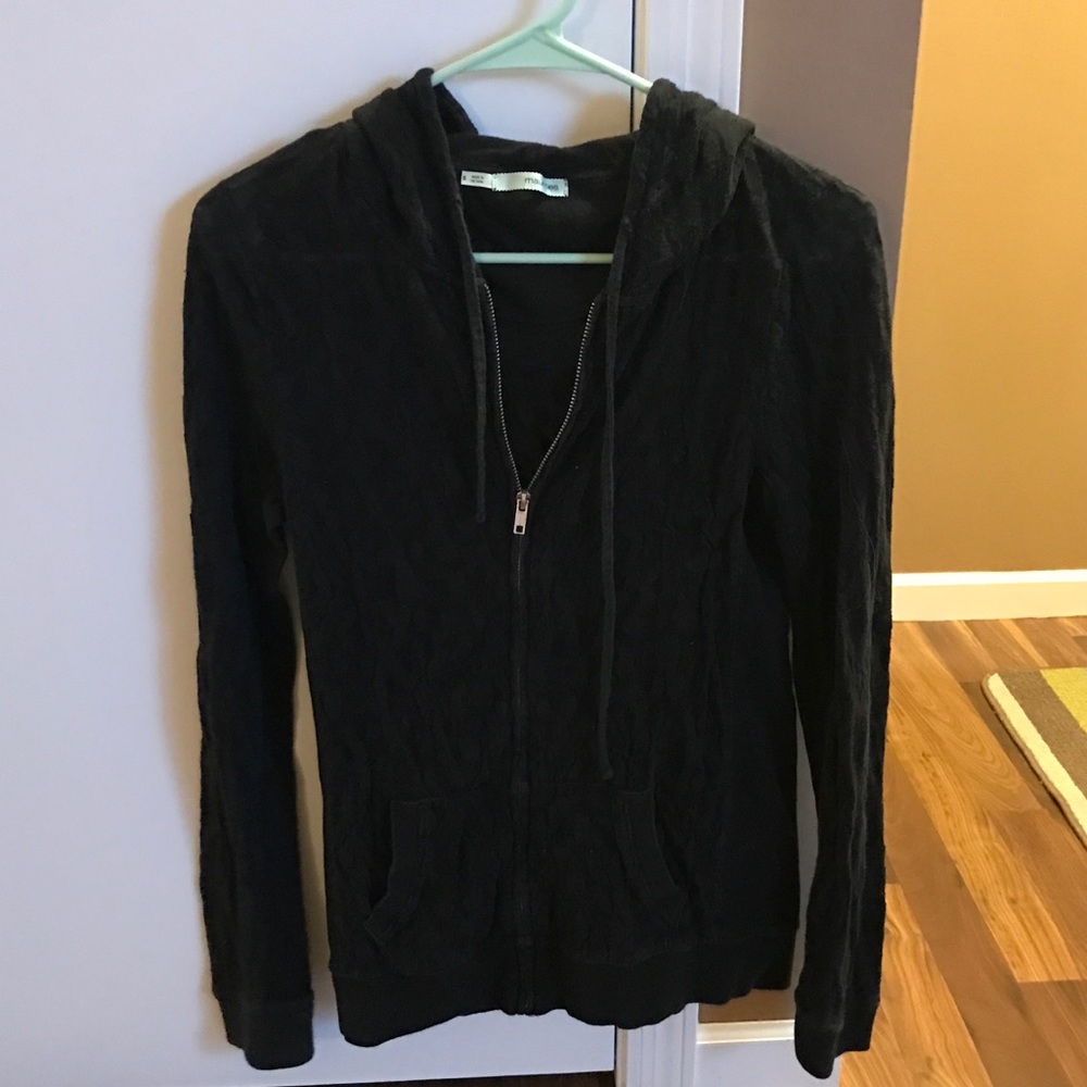 Black Maurice's light sweatshirt.