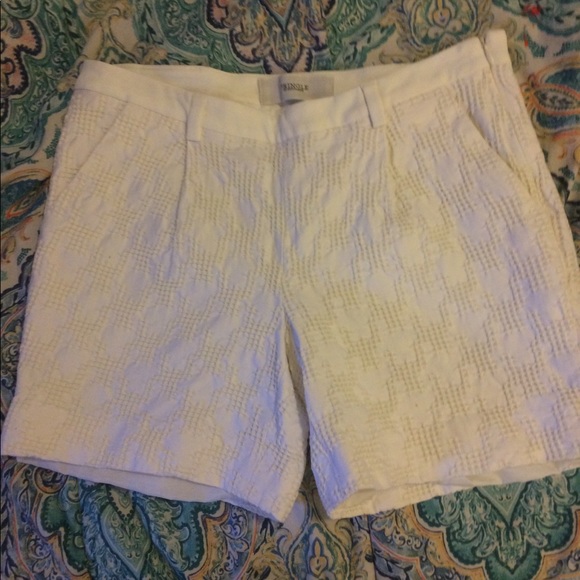 White high waisted shorts with pattern - Picture 3 of 4