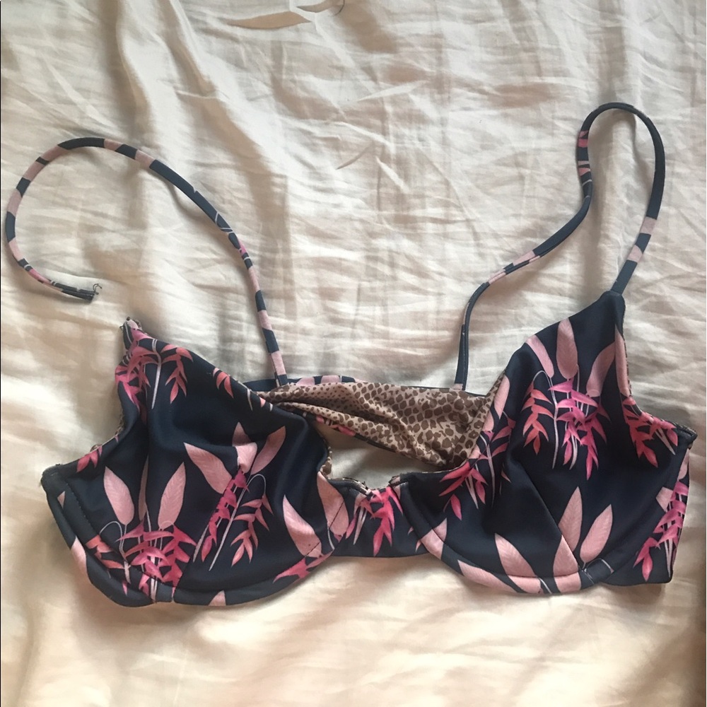 Acacia manhattan top in Heliconia