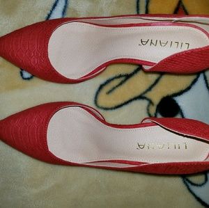 Red detailed pumps