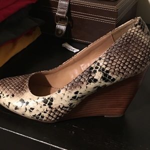 Ladies Wedge Close Toed Shoes