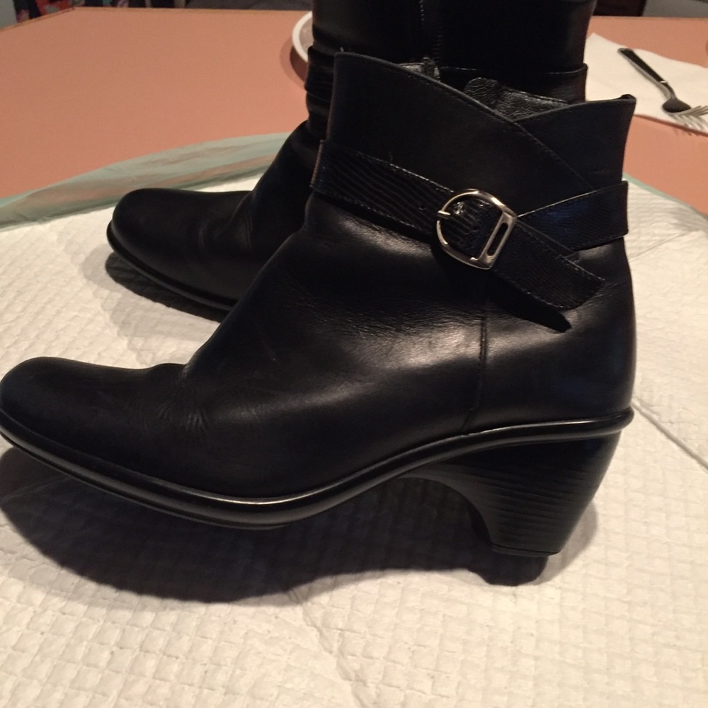 Dansko Black Leather Zippered Ankle Boots size 40