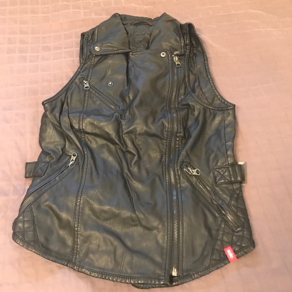 Esprit faux leather vest in size medium - Picture 4 of 8