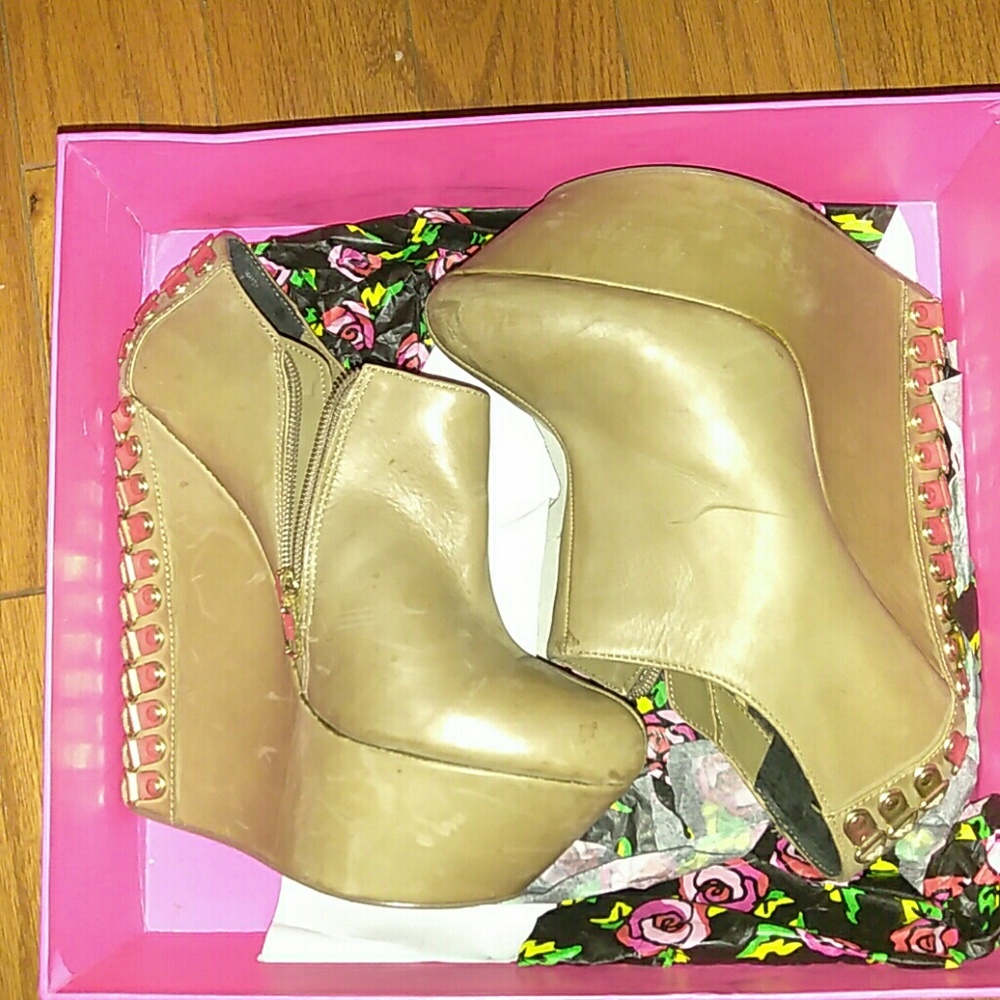 Wedge heels