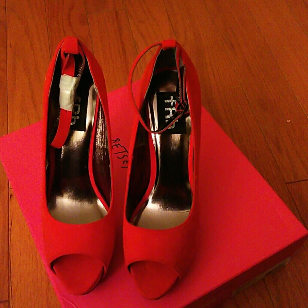 Red pumps