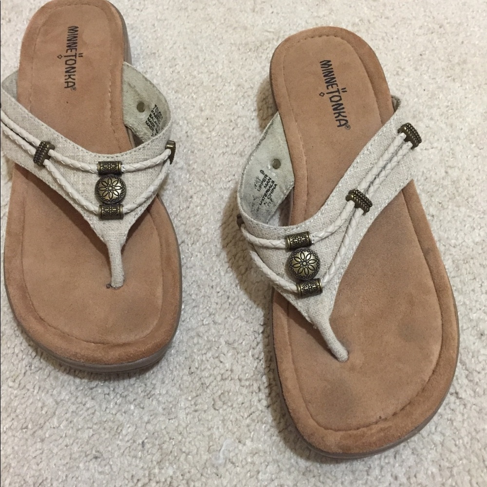Minnetonka flip flops sized 9