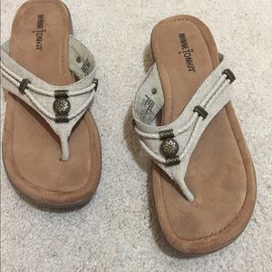 Minnetonka flip flops sized 9